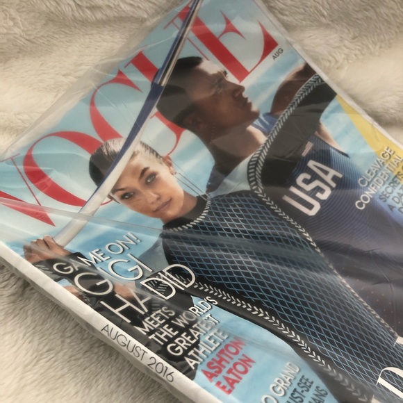 VOGUE Magazine August 2016 - Picture 3 of 3